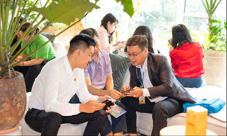 Nhân viên tư vấn khách hàng